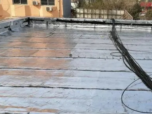 商丘卫生间漏水维修公司分享下商丘屋面楼顶防水刚性防水层施工要点。